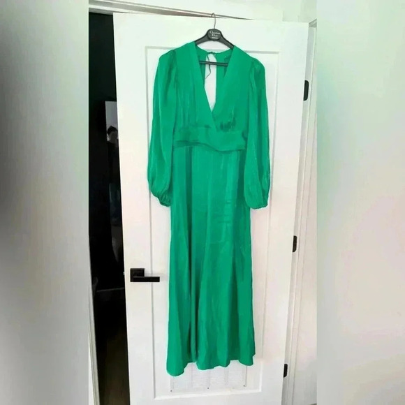 Elegant Emerald Jumpsuit - Picture 2 of 6